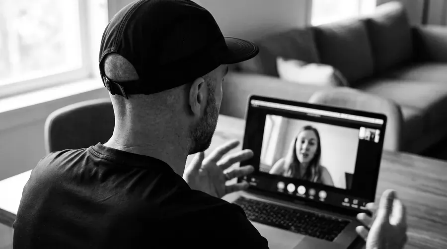 Simon Bonnallie en appel vidéo lors d'un appel de découverte
